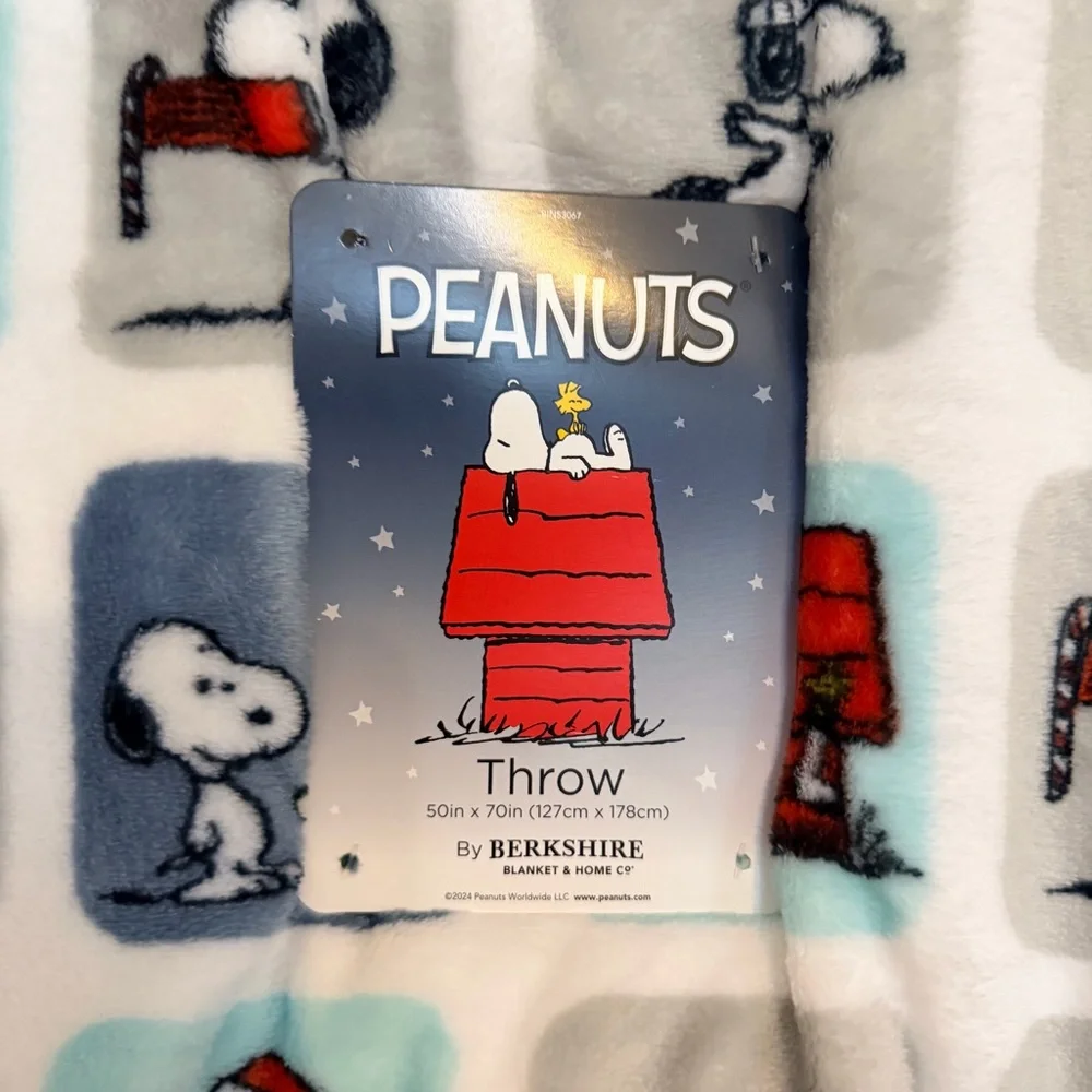 Berkshire x Peanuts Holiday Snoopy Throw NWT